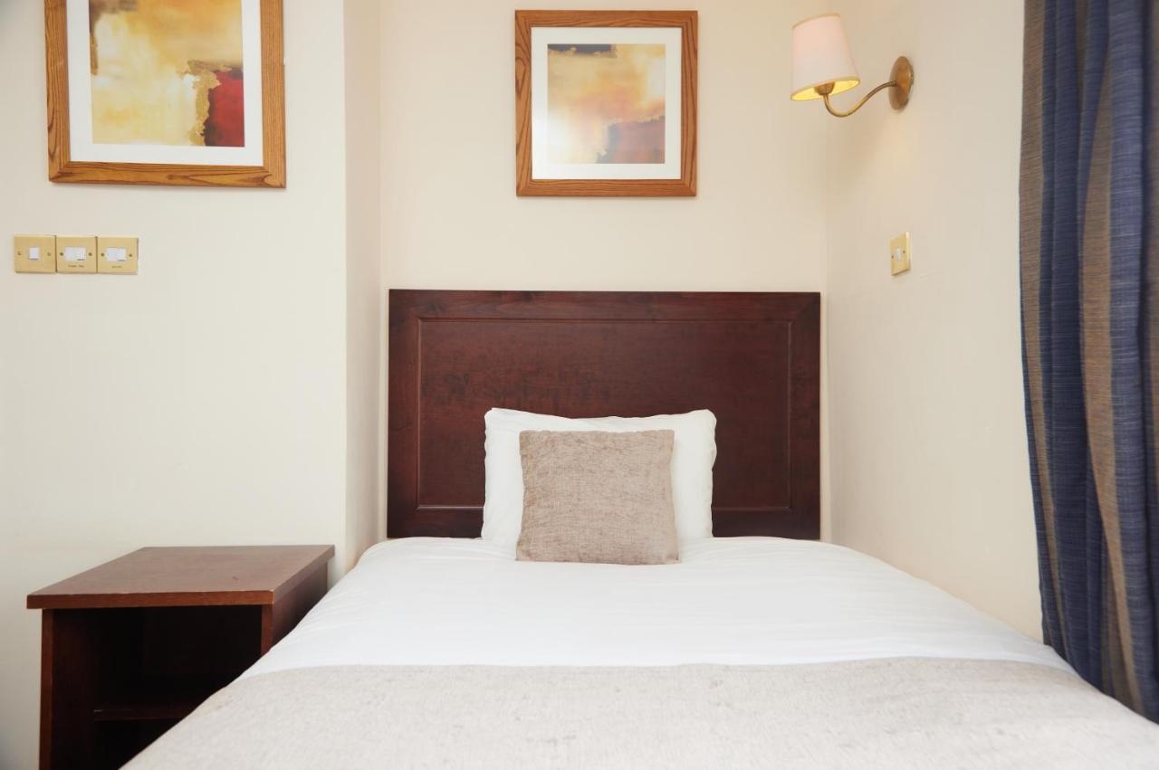 The Bell Hotel Woburn By Greene King Inns Esterno foto